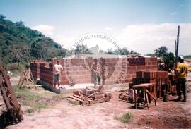 Assentamento "Justino" do MST - construção civil (Santa Catarina, [sem data]) [fotografia] / Fotógrafo(a) : Arquivo MST. -- Ref.: BR-SPMST_MST-SN-CIN_AMP_000203-001514-ASS.