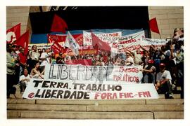 Manifestação no 1º de Maio na Praça da Sé (São Paulo-SP, 01 mai. 2000) [fotografia] / Fotógrafo(a) : Alderon Pereira Costa. -- Ref.: BR-SPMST_MST-SN-CIN_AMP_000396-002216-AMT.