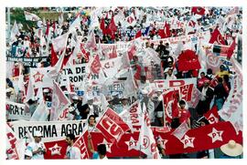 Marcha dos Cem Mil (Distrito Federal (Brasil), [sem data]) [fotografia] / Fotógrafo(a) : Luciney Martins. -- Ref.: BR-SPMST_MST-SN-CIN_AMP_001401-011249-MAC.