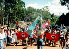Acampamento " Nova Canudos" do MST (Porto Feliz-SP, 1999) [fotografia] / Fotógrafo(a) : Douglas Mansur. -- Ref.: BR-SPMST_MST-SN-CIN_AMP_000048-000381-ACP.