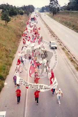 Ocupação do INCRA (Paraná, 10 abr. 1996) [fotografia] / Fotógrafo(a) : Frigo. -- Ref.: BR-SPMST_MST-SN-CIN_AMP_001891-014207-OCU.