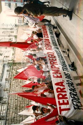 Jornada Nacional de Lutas (Florianópolis-SC, 17 mar. 1998) [fotografia] / Fotógrafo(a) : Olivio Lamas. -- Ref.: BR-SPMST_MST-SN-CIN_AMP_001919-014454-SJM.