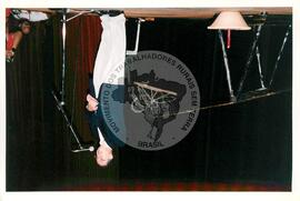 Mística de Abertura do Tribunal (Curitiba-PR, 02 mai. 2001) [fotografia] / Fotógrafo(a) : Douglas Mansur. -- Ref.: BR-SPMST_MST-SN-CIN_AMP_001917-014306-SJM.