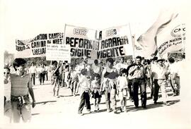 Manifestação de Camponeses (Santiago (Chile), 1989) [fotografia] / Fotógrafo(a) : Arquivo MST. -- Ref.: BR-SPMST_MST-SN-CIN_AMP_001087-008750-RIT.