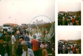 Acampados do MST interditam a BR 262 (Andradina-SP, [sem data]) [fotografia] / Fotógrafo(a) : Arquivo MST. -- Ref.: BR-SPMST_MST-SN-CIN_AMP_000402-002327-AMT.