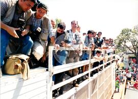 Chegada da Marcha Popular à Brasília (Brasília-DF, 07 out. 1999) [fotografia] / Fotógrafo(a) : Douglas Mansur. -- Ref.: BR-SPMST_MST-SN-CIN_AMP_001400-011220-MAC.