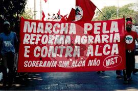 Entrega do resultado do plesbicito da ALCA atividades nacionais conjuntas (Distrito Federal (Brasil), 16 set. 2001) [fotografia] / Fotógrafo(a) : Gildo Aguiar. -- Ref.: BR-SPMST_MST-SN-CIN_AMP_000587-003352-AMT.