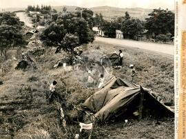 Acampamento do MST [sem identificação] (Cascavel-PR, 28 out. 1985) [fotografia] / Fotógrafo(a) : Edson Mazzeto. -- Ref.: BR-SPMST_MST-SN-CIN_AMP_000072-000594-ACP.