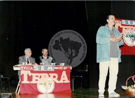 Lançamento da Revista Sem Terra (São Paulo (Estado), 03 jul. 1997) [fotografia] / Fotógrafo(a) : Francisca P. Montejo ; Saulo Pompermayer ; Douglas Mansur ; . -- Ref.: BR-SPMST_MST-SN-CIN_AMP_000692-003905-ARV.