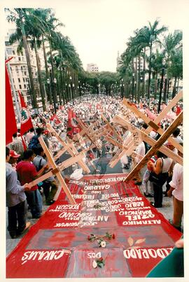 Mobilização (São Paulo-SP, 17 abr. 1988) [fotografia] / Fotógrafo(a) : Douglas Mansur. -- Ref.: BR-SPMST_MST-SN-CIN_AMP_000372-001790-AMT.