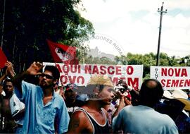 Acampamento " Nova Canudos" do MST (Porto Feliz-SP, 1999) [fotografia] / Fotógrafo(a) : Douglas Mansur. -- Ref.: BR-SPMST_MST-SN-CIN_AMP_000048-000413-ACP.