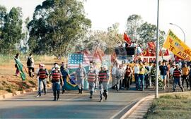 Entrega do resultado do plesbicito da ALCA atividades nacionais conjuntas (Distrito Federal (Brasil), 16 set. 2001) [fotografia] / Fotógrafo(a) : Gildo Aguiar. -- Ref.: BR-SPMST_MST-SN-CIN_AMP_000586-003335-AMT.