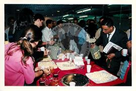 Exposição e Lançamento da Revista Sem Terra edição n 10 (São Paulo (Estado), 30 mar. 2000) [fotografia] / Fotógrafo(a) : Douglas Mansur. -- Ref.: BR-SPMST_MST-SN-CIN_AMP_001035-008230-ELF.