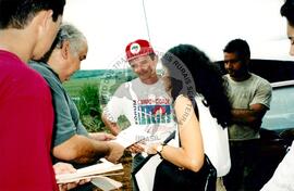 Acampamento " Nova Canudos- Fazenda Engenheiro D'Agua" do MST (Porto Feliz-SP, fev. 1999) [fotografia] / Fotógrafo(a) : Douglas Mansur. -- Ref.: BR-SPMST_MST-SN-CIN_AMP_000046-000241-ACP.