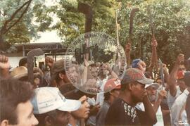 Ato público em frente ao Palácio das Esmeraldas (Goiânia-GO, 10 abr.) [fotografia] / Fotógrafo(a) : Christiane Campos. -- Ref.: BR-SPMST_MST-SN-CIN_AMP_000597-003427-AMT.