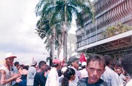 Acampamento em frente ao INCRA (Fortaleza-CE, abr. 1998) [fotografia] / Fotógrafo(a) : Arquivo MST. -- Ref.: BR-SPMST_MST-SN-CIN_AMP_000517-002940-AMT.