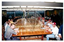 Audiência com o presidente Fernando Henrique Cardoso (Distrito Federal (Brasil), mai. 1995) [fotografia] / Fotógrafo(a) : Douglas Mansur. -- Ref.: BR-SPMST_MST-SN-CIN_AMP_000632-003581-ARV.