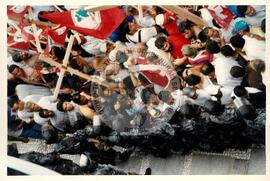 Mobilização (São Paulo-SP, 17 abr. 1988) [fotografia] / Fotógrafo(a) : Douglas Mansur. -- Ref.: BR-SPMST_MST-SN-CIN_AMP_000372-001841-AMT.