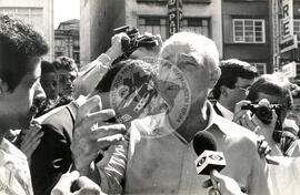 Ato do 1o de Maio, promovido pela CGT [com presença de] Franco Montoro [Governador, São Paulo, PMDB] (São Paulo-SP, 01 mai. 1986) [fotografia] / Fotógrafo(a) : Regina Vilela. -- Ref.: BR-SPMST_MST-SN-CIN_AMP_001535-012005-PER.