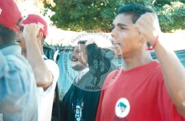 Mobilização em Brasília durante a Jornada Nacional "Acampamento Nacional Eldorado dos Carajás" (Brasília-DF, 03 set. 2001) [fotografia] / Fotógrafo(a) : Gildo Aguiar. -- Ref.: BR-SPMST_MST-SN-CIN_AMP_001918-014442-SJM.