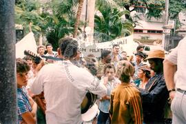 Manifestação de posseiros frente a regional do INCRA (Recife-PE, 10 mar. 1986) [fotografia] / Fotógrafo(a) : Ana Paulila Aguiar. -- Ref.: BR-SPMST_MST-SN-CIN_AMP_000543-003054-AMT.