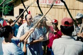 Visita de Joan Jara ao acampamento "Viamão" do MST (Rio Grande do Sul, [sem data]) [fotografia] / Fotógrafo(a) : Sara Feitosa. -- Ref.: BR-SPMST_MST-SN-CIN_AMP_000665-003732-ARV.