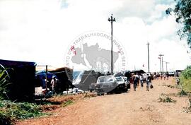 Acampamento " Nova Canudos" do MST (Porto Feliz-SP, 1999) [fotografia] / Fotógrafo(a) : Douglas Mansur. -- Ref.: BR-SPMST_MST-SN-CIN_AMP_000048-000395-ACP.