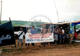 Acampamento " Nova Canudos" do MST (Porto Feliz-SP, 1999) [fotografia] / Fotógrafo(a) : Douglas Mansur. -- Ref.: BR-SPMST_MST-SN-CIN_AMP_000048-000424-ACP.