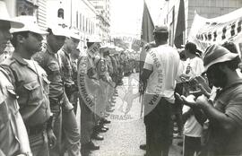 Mobilização do MST no Ministério do Trabalho (Rio Grande do Sul, [sem data]) [fotografia] / Fotógrafo(a) : Débora Lerrer. -- Ref.: BR-SPMST_MST-SN-CIN_AMP_000475-002756-AMT.