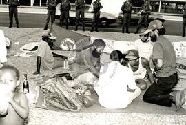 Acampados no Palácio do Planalto (Brasília-DF, 02 mai. 1996) [fotografia] / Fotógrafo(a) : Francisca Montejo. -- Ref.: BR-SPMST_MST-SN-CIN_AMP_000580-003230-AMT.