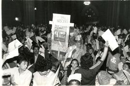 Missa de 30 dias da morte do Padre Josimo Moraes Tavares na Catedral da Sé (São Paulo-SP, 08 jun. 1986) [fotografia] / Fotógrafo(a) : Douglas Mansur. -- Ref.: BR-SPMST_MST-SN-CIN_AMP_000368-001774-AMT.