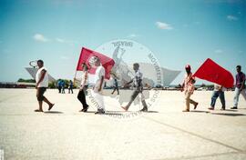 Mobilização em Brasília durante a Jornada Nacional "Acampamento Nacional Eldorado dos Carajás" (Brasília-DF, 03 set. 2001) [fotografia] / Fotógrafo(a) : Gildo Aguiar. -- Ref.: BR-SPMST_MST-SN-CIN_AMP_001918-014369-SJM.