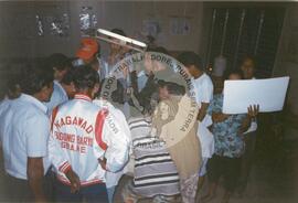 Viagem de Joelson, Ênio e João Pedro (Ásia, 1996) [fotografia] / Fotógrafo(a) : Lito Ocampo. -- Ref.: BR-SPMST_MST-SN-CIN_AMP_001137-009481-RIT.