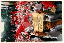 Mobilização (São Paulo-SP, 17 abr. 1988) [fotografia] / Fotógrafo(a) : Douglas Mansur. -- Ref.: BR-SPMST_MST-SN-CIN_AMP_000373-001864-AMT.