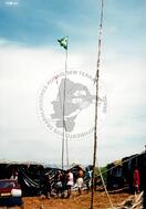 Acampamento " Nova Canudos" do MST (Porto Feliz-SP, 1999) [fotografia] / Fotógrafo(a) : Douglas Mansur. -- Ref.: BR-SPMST_MST-SN-CIN_AMP_000048-000425-ACP.