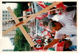 Mobilização (São Paulo-SP, 17 abr. 1988) [fotografia] / Fotógrafo(a) : Douglas Mansur. -- Ref.: BR-SPMST_MST-SN-CIN_AMP_000372-001835-AMT.