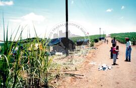 Acampamento " Nova Canudos- Fazenda Engenheiro D'Agua" do MST (Porto Feliz-SP, fev. 1999) [fotografia] / Fotógrafo(a) : Douglas Mansur. -- Ref.: BR-SPMST_MST-SN-CIN_AMP_000046-000268-ACP.