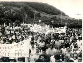 Romaria da Terra (Paraná, 27 jul. 1988) [fotografia] / Fotógrafo(a) : Douglas Mansur. -- Ref.: BR-SPMST_MST-SN-CIN_AMP_001969-015058-SPR.