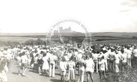 Via Sacra ao acampamento de Salto (Salto do Jacuí-RS, 24 mar. 1989) [fotografia] / Fotógrafo(a) : Volnei Manfron. -- Ref.: BR-SPMST_MST-SN-CIN_AMP_001961-015022-SPR.