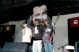 Encontro de Jovens do MST, na Ucicamp, 3o (Campinas-SP, 14 fev. 2001) [fotografia] / Fotógrafo(a) : Michelle Cafaldo. -- Ref.: BR-SPMST_MST-SN-CIN_AMP_000909-007071-ENJ.