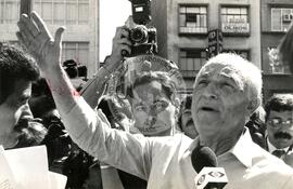 Ato do 1o de Maio, promovido pela CGT [com presença de] Franco Montoro [Governador, São Paulo, PMDB] (São Paulo-SP, 01 mai. 1986) [fotografia] / Fotógrafo(a) : Regina Vilela. -- Ref.: BR-SPMST_MST-SN-CIN_AMP_001535-012004-PER.