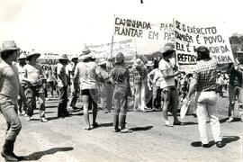 Protesto contra a violência da PM na "Fazenda Annoni" (Rio Grande do Sul, 02 out. 1986) [fotografia] / Fotógrafo(a) : Karine Emerich. -- Ref.: BR-SPMST_MST-SN-CIN_AMP_000452-002618-AMT.