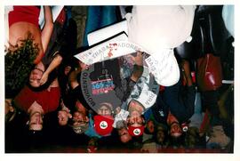 Mística de Abertura do Tribunal (Curitiba-PR, 02 mai. 2001) [fotografia] / Fotógrafo(a) : Douglas Mansur. -- Ref.: BR-SPMST_MST-SN-CIN_AMP_001917-014310-SJM.