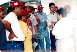 Delegação do MST em Cuba - 40º Aniversário da ANAP (Cuba, 15 mai. 1999) [fotografia] / Fotógrafo(a) : Nilton Viana. -- Ref.: BR-SPMST_MST-SN-CIN_AMP_001042-008307-RIT.