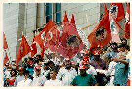 Mobilização (São Paulo-SP, 17 abr. 1988) [fotografia] / Fotógrafo(a) : Douglas Mansur. -- Ref.: BR-SPMST_MST-SN-CIN_AMP_000373-001885-AMT.