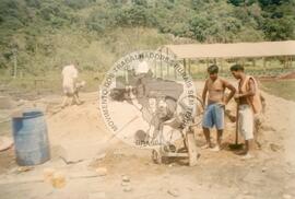 Assentamento "Justino" do MST - construção civil (Santa Catarina, [sem data]) [fotografia] / Fotógrafo(a) : Arquivo MST. -- Ref.: BR-SPMST_MST-SN-CIN_AMP_000203-001525-ASS.