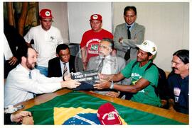 Chegada da Marcha Popular à Brasília (Brasília-DF, 07 out. 1999) [fotografia] / Fotógrafo(a) : Douglas Mansur. -- Ref.: BR-SPMST_MST-SN-CIN_AMP_001396-011003-MAC.