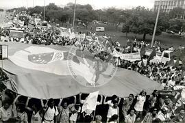 Manifestação (Brasília-DF, 25 out. 1989) [fotografia] / Fotógrafo(a) : Francisca Montejo. -- Ref.: BR-SPMST_MST-SN-CIN_AMP_000571-003203-AMT.
