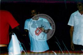 Delegação do MST em Cuba - 40º Aniversário da ANAP (Cuba, 15 mai. 1999) [fotografia] / Fotógrafo(a) : Nilton Viana. -- Ref.: BR-SPMST_MST-SN-CIN_AMP_001042-008344-RIT.