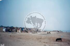 Pessoas morando na praia por falta de outro espaço (Ruanda, [sem data]) [fotografia] / Fotógrafo(a) : Arquivo MST. -- Ref.: BR-SPMST_MST-SN-CIN_AMP_001096-008984-RIT.